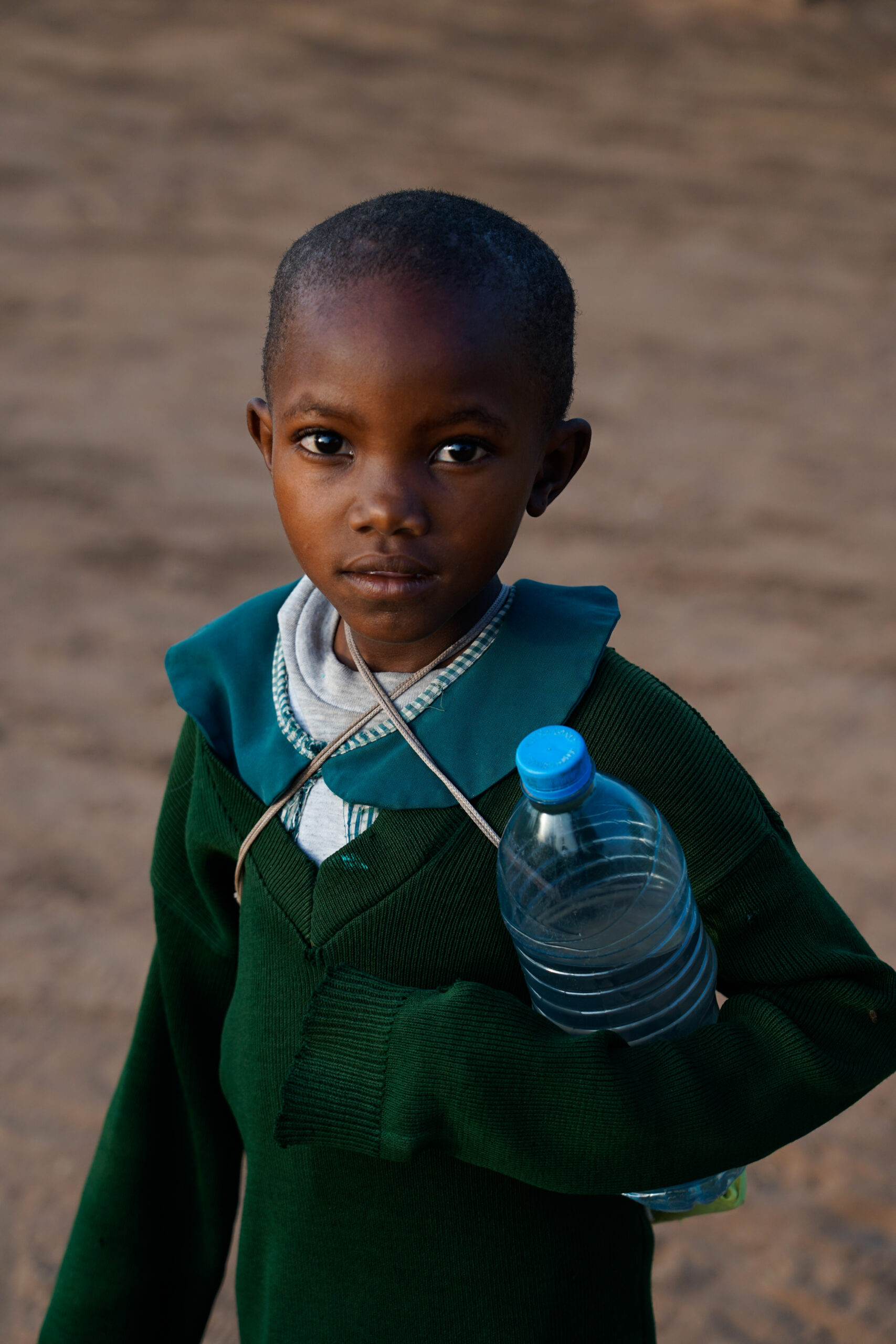 Massai Kind mit Flasche