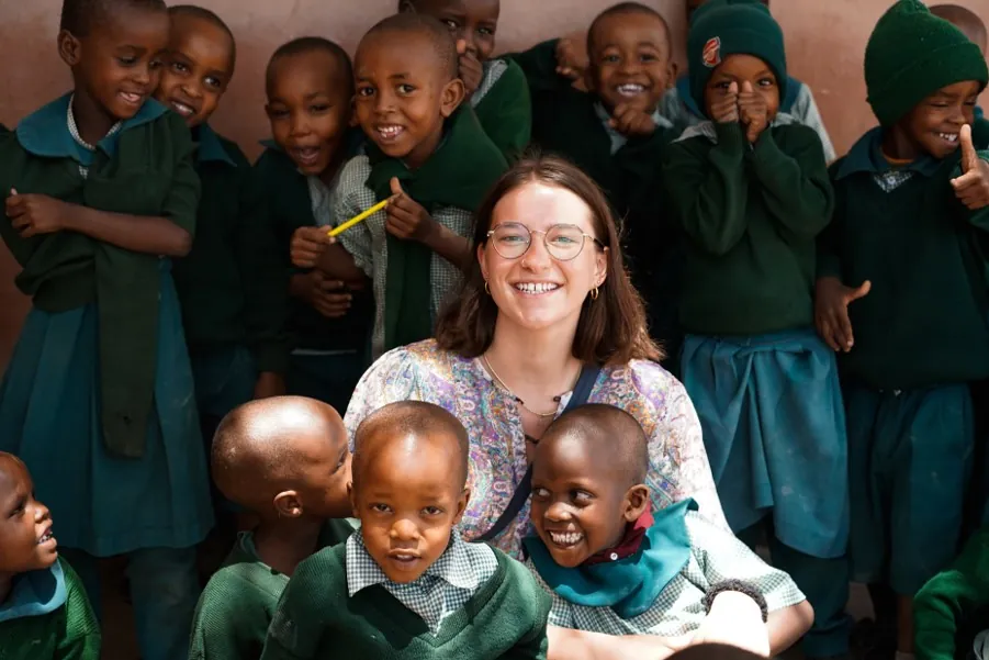 Massai Kinder Glücklich mit Helfer